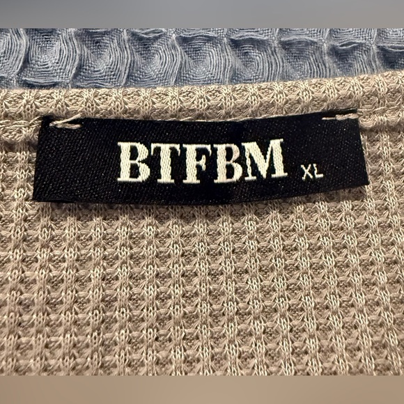 Colorblock Button XL Top - Picture 3 of 4